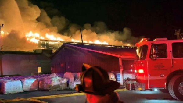 1644213815-图片1 美国一化肥厂燃起大火，厂内存有600吨易爆硝酸铵，附近居民紧急撤离。