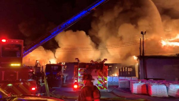 1644213822-图片2 美国一化肥厂燃起大火，厂内存有600吨易爆硝酸铵，附近居民紧急撤离。
