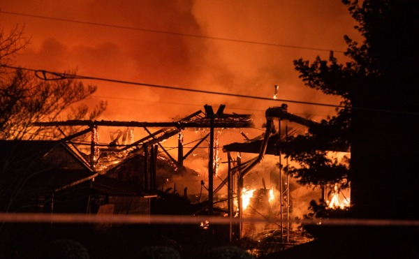 1644213840-图片3 美国一化肥厂燃起大火，厂内存有600吨易爆硝酸铵，附近居民紧急撤离。