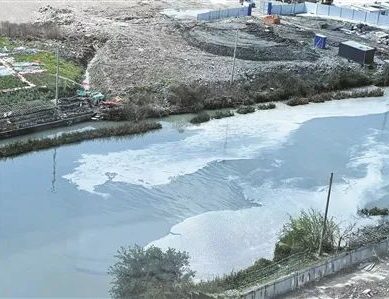 海宁九桥高尔夫俱乐部电瓶车仓库起火，事故具体原因正在进一步调查中