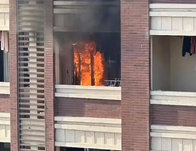 上海建桥学院一学生宿舍发生火灾！现场浓烟滚滚，无人员伤亡