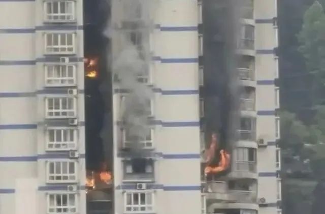0?wx_fmt=other&from=appmsg 【事故快讯】安徽淮北一工业园起火,现场浓烟滚滚,暂无人员伤亡报告