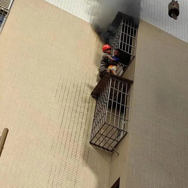 175701 【事故快讯】阆中10岁男孩因火灾被困5楼,众人拦下吊车,一男子站在吊钩上救人!