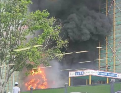 【事故快讯】武汉大学一在建教学楼起火，现场滚滚黑烟！