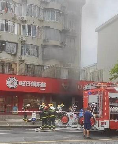 【事故快讯】宝山区呼兰路一沿街店铺起火，幸无人员伤亡