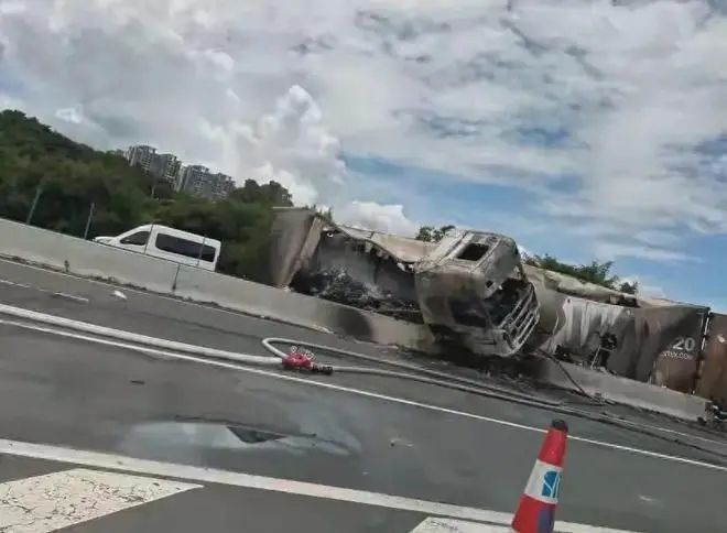 194951 【事故快讯】多车相撞引火烧车，烈焰浓烟场面惊人！