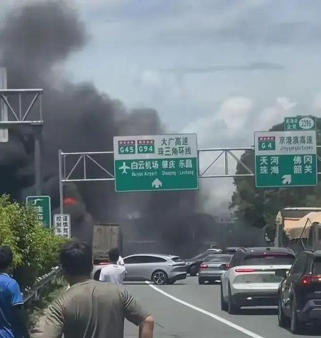 194952 【事故快讯】多车相撞引火烧车，烈焰浓烟场面惊人！