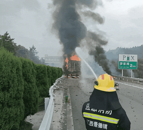 195283 【事故快讯】突发！广州一新能源冒烟起火，车主：行驶时前盖突然炸响！