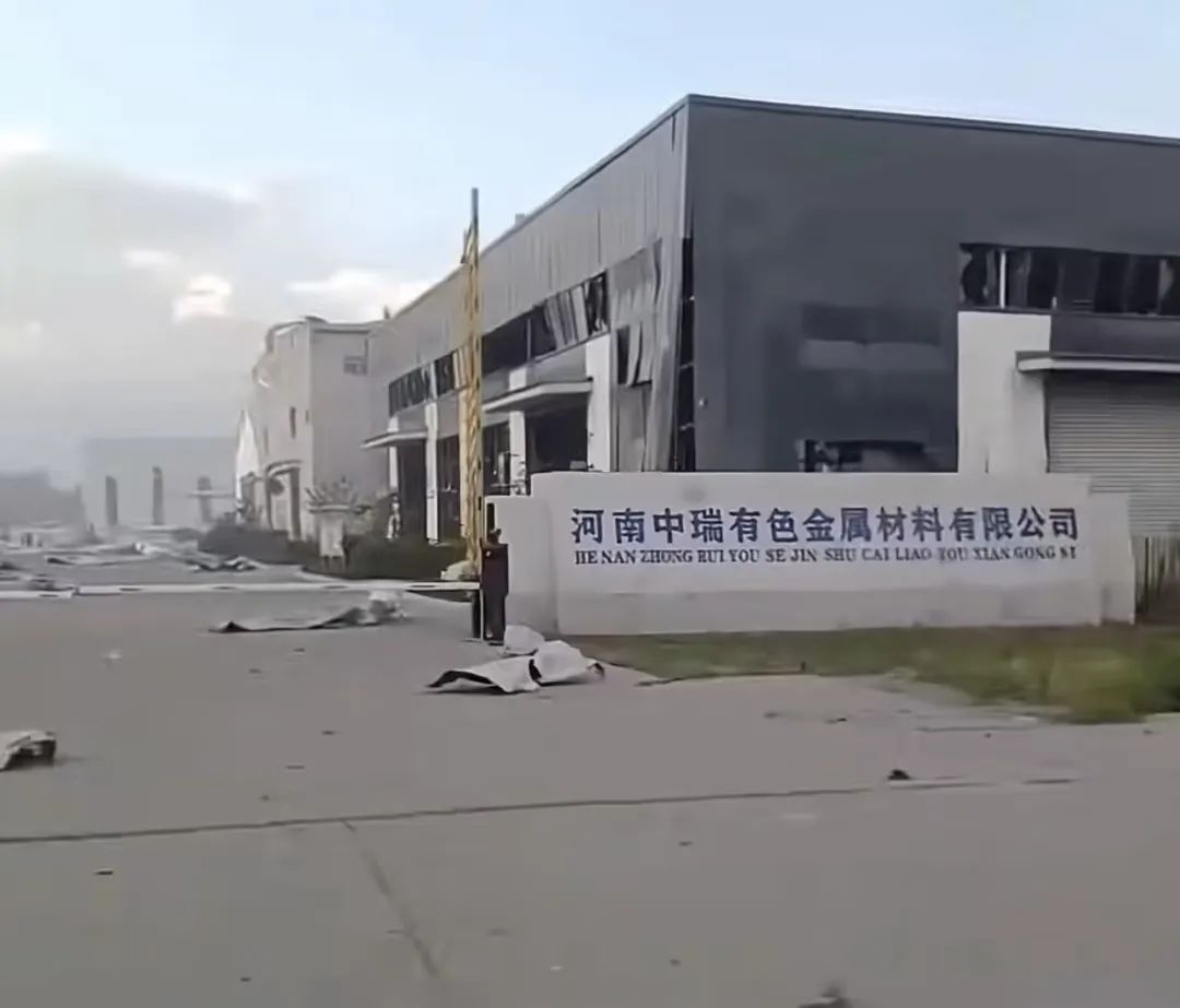 197993 【事故快讯】长沙一小区地下停车场凌晨起火，业主称幸得外卖小哥及时通知报警