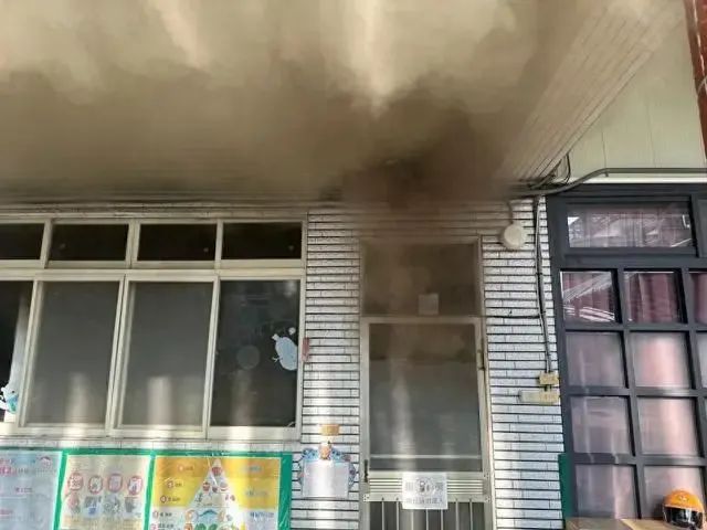 201273 【事故快讯】突发！海口海秀快速路一车辆着火